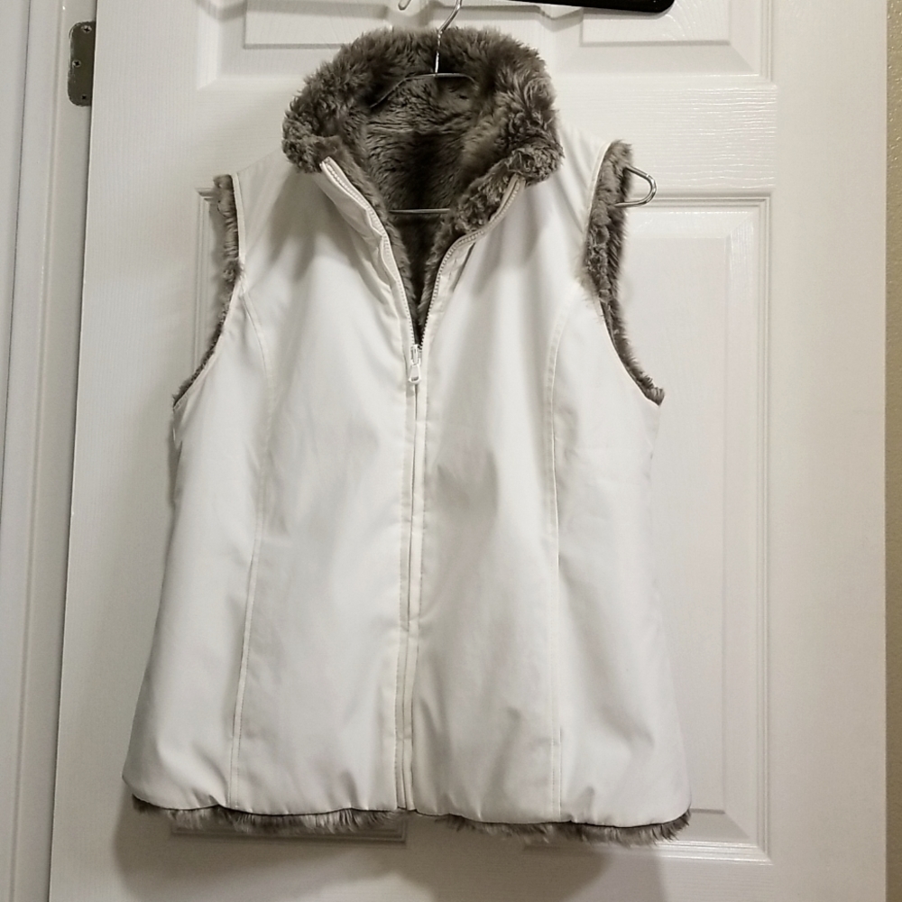 Reversible vest. Shell polyester, faux fur lining. Sm-Excellent Condition